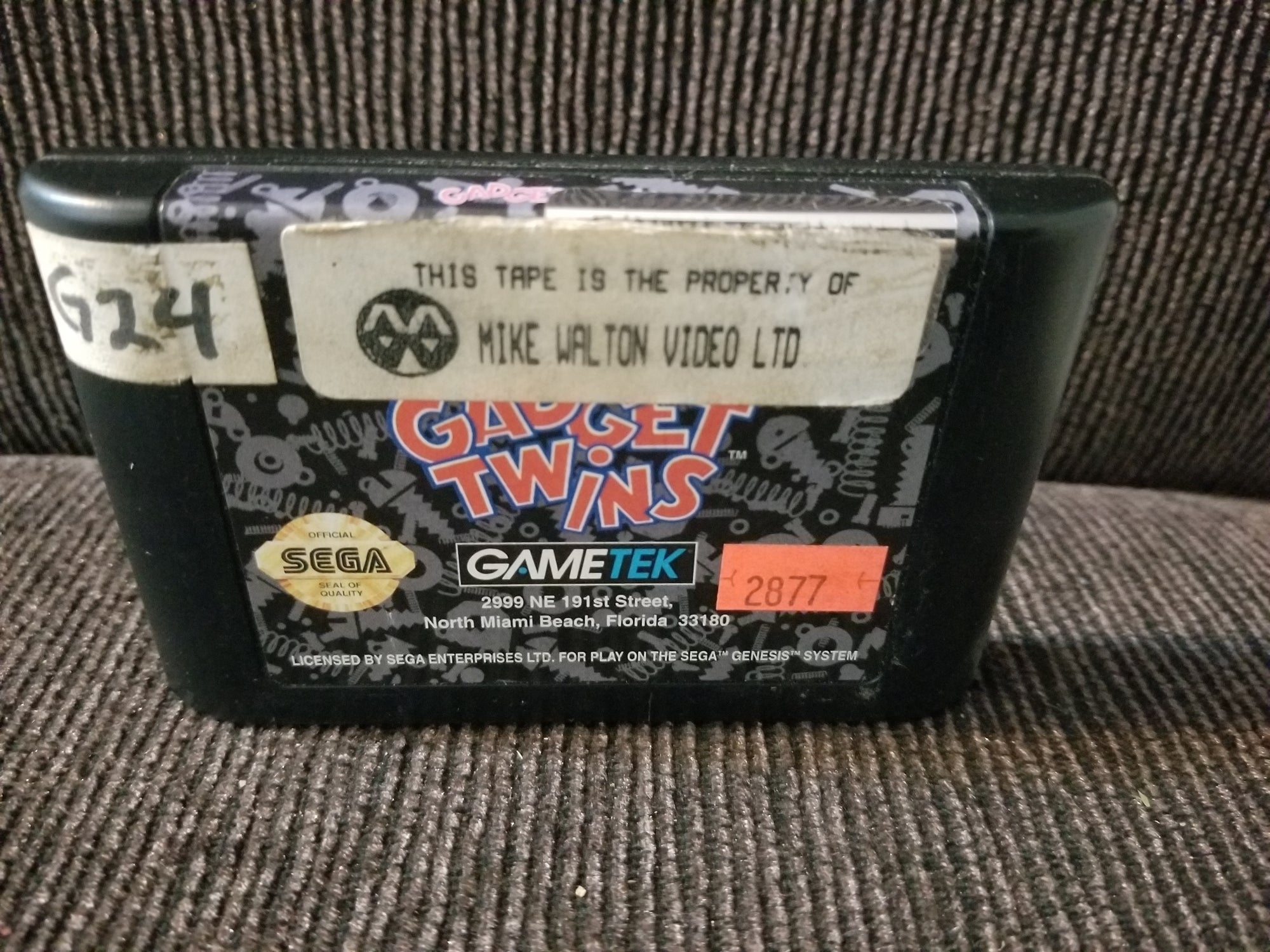 Gadget twins (stickers on label)